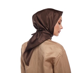 ايشارب حرير تويل لون بني غامق مزيّن بالإطار - Thumbnail