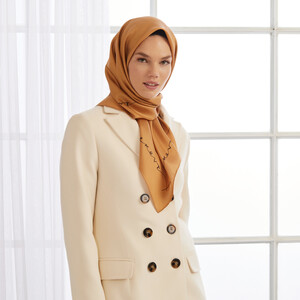 ايشارب حرير تويل لون عسلي و بني مزيّن بتوقيع الماركة - Thumbnail