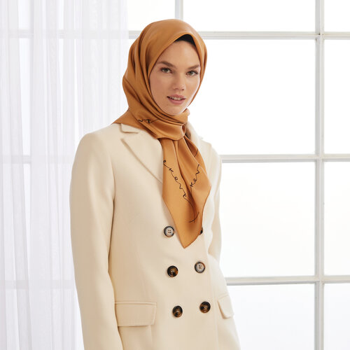 ايشارب حرير تويل لون عسلي و بني مزيّن بتوقيع الماركة
