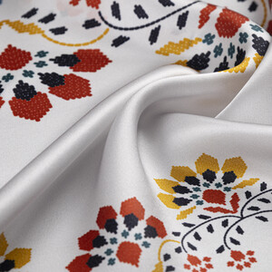 Buz Beyazı Kanaviçe Saten İpek Mendil - Thumbnail