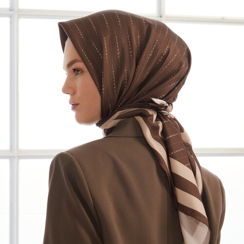 ايشارب حرير تويل لون بني مخطط بطبعة توقيع الماركة