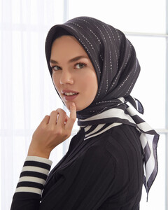 ايشارب حرير تويل لون أسود مخطط بطبعة توقيع الماركة - Thumbnail