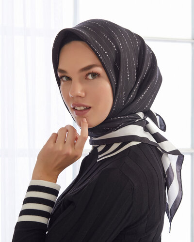 ايشارب حرير تويل لون أسود مخطط بطبعة توقيع الماركة