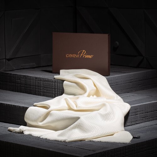 شال صوف وحرير فاخر لون أبيض