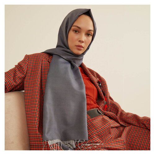 شال حرير ذو وجهين لون رمادي شال حرير ذو وجهين لون رمادي