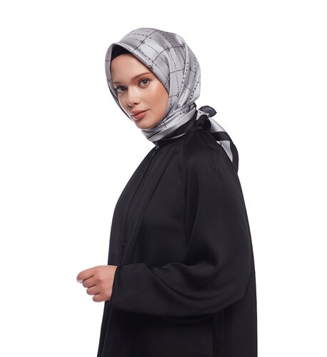 ايشارب حرير تويل لون فضي مونوغرام