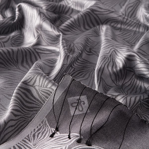 Gümüş Stilize Yaprak Desenli İpek Şal - Thumbnail