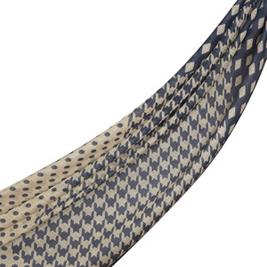 ipekevi - شال صوف وحرير تصميم هندسي لون كحلي ipekevi - شال صوف وحرير تصميم هندسي لون كحلي