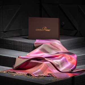 ipekevi - شال حرير فاخر ذو وجهين مخطط لون أحمر ipekevi - شال حرير فاخر ذو وجهين مخطط لون أحمر