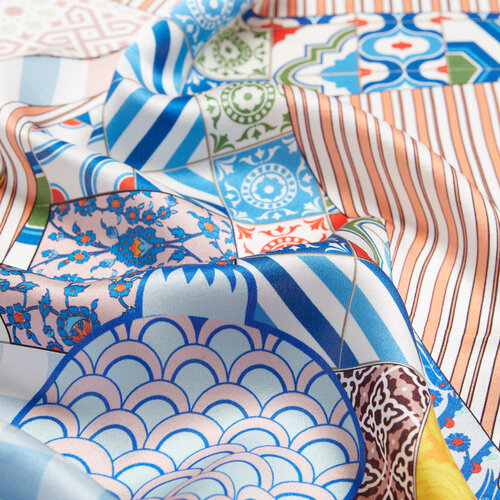 منديل حرير ساتان وردي بطبعة قفطان السلطان