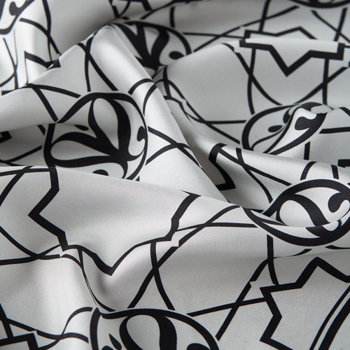 ايشارب حرير تويل لون فضي وأسود مونوغرام سلجوقي ايشارب حرير تويل لون فضي وأسود مونوغرام سلجوقي