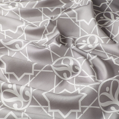 ايشارب حرير تويل لون فضي مونوغرام سلجوقي ايشارب حرير تويل لون فضي مونوغرام سلجوقي