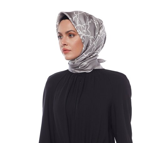 ايشارب حرير تويل لون فضي مونوغرام سلجوقي ايشارب حرير تويل لون فضي مونوغرام سلجوقي