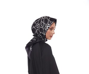 ايشارب حرير تويل لون كحلي مونوغرام سلجوقي - Thumbnail