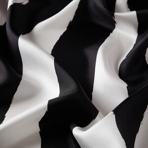 Siyah Beyaz Makro Zebra Desenli Tivil İpek Eşarp - Thumbnail