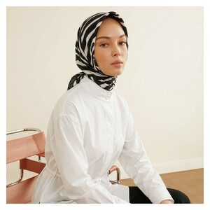 Siyah Beyaz Makro Zebra Desenli Tivil İpek Eşarp - Thumbnail