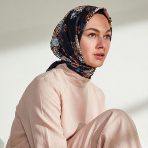 Siyah Yalı Bahçesi Desenli Tivil İpek Eşarp - Thumbnail